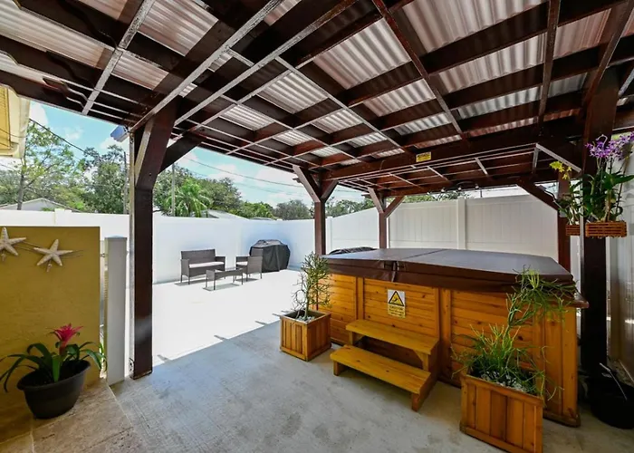 Paradise In Brandon With Luxurious 6 Person Spa